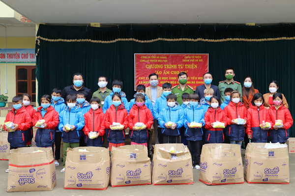 Đại diện các đơn vị trao quà cho học sinh Trường phổ thông dân tộc bán trú Tiểu học Niêm Sơn và Niêm Tòng.