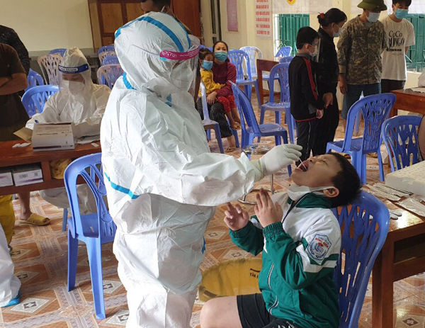 Lực lượng y tế lấy mẫu test nhanh học sinh trên địa bàn thành phố Hà Giang