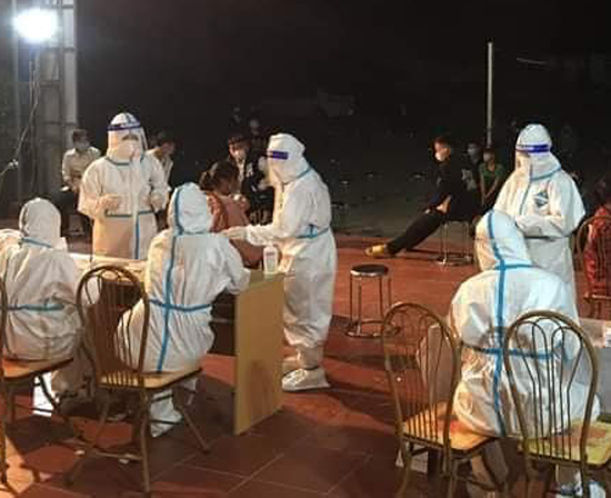 Lực lượng y tế Vị Xuyên lấy mẫu xét nghiệm Covid-19 người dân xã Thuận Hòa