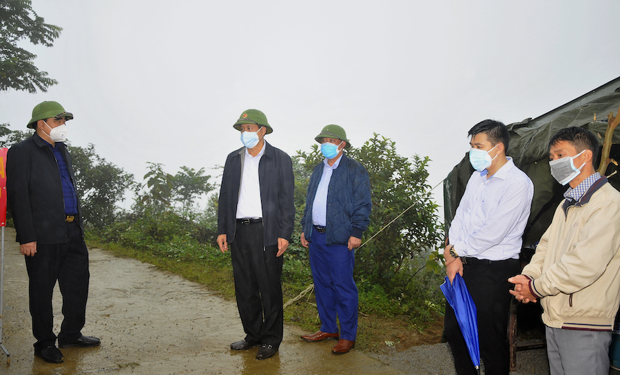 Chủ tịch UBND tỉnh Nguyễn Văn Sơn kiểm tra công tác phòng, chống dịch tại thôn Khâu Bủng, xã Quyết Tiến.