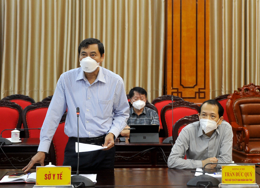 Quyền Giám đốc Sở Y tế Nguyễn Văn Giao báo cáo tình hình dịch bệnh Covid-19 trên địa bàn tỉnh.