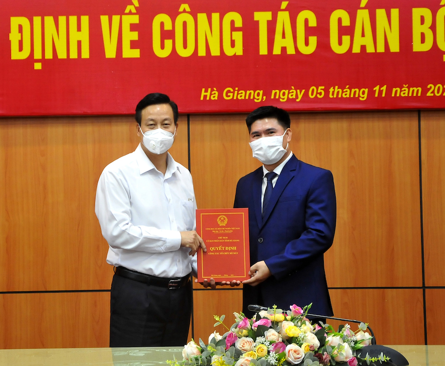 Chủ tịch UBND tỉnh Nguyễn Văn Sơn trao Quyết định cho đồng chí Đỗ Quốc Hương.