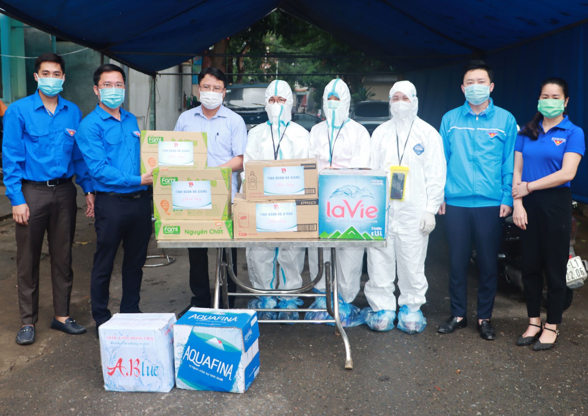 Lãnh đạo Tỉnh đoàn động viên, tặng quà cán bộ y tế tại Trạm Y tế phường Nguyễn Trãi (thành phố Hà Giang).