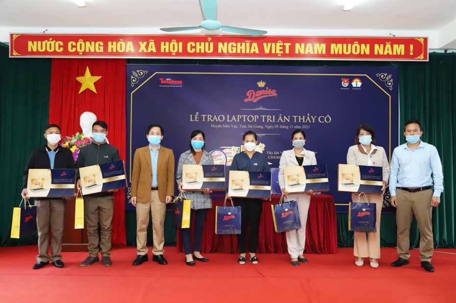 Lễ trao tặng laptop & những món quà tri ân cho các thầy cô vùng cao huyện Mèo Vạc tỉnh Hà Giang.