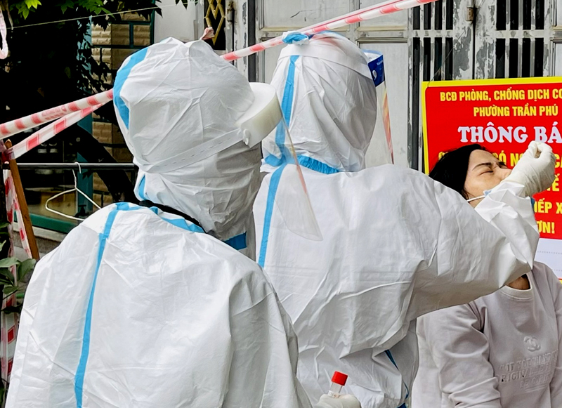 Lực lượng y tế phường Trần Phú lấy mẫu xét nghiệm RT-PCR cho người dân. Ảnh: QH