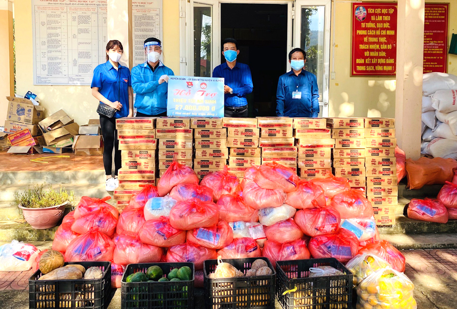 Huyện đoàn Vị Xuyên hỗ trợ các túi an sinh cho nhân dân xã Phong Quang (ảnh: CTV)