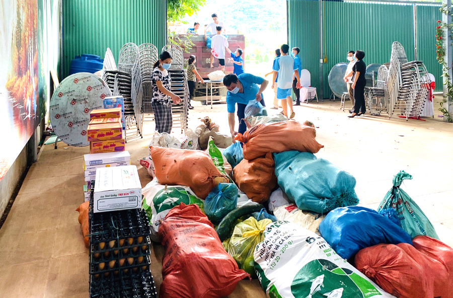 Các tổ chức, cá nhân ủng hộ lương thực, thực phẩm cho người dân vùng dịch trên địa bàn huyện Vị Xuyên (ảnh Quỳnh Anh, Vị Xuyên)