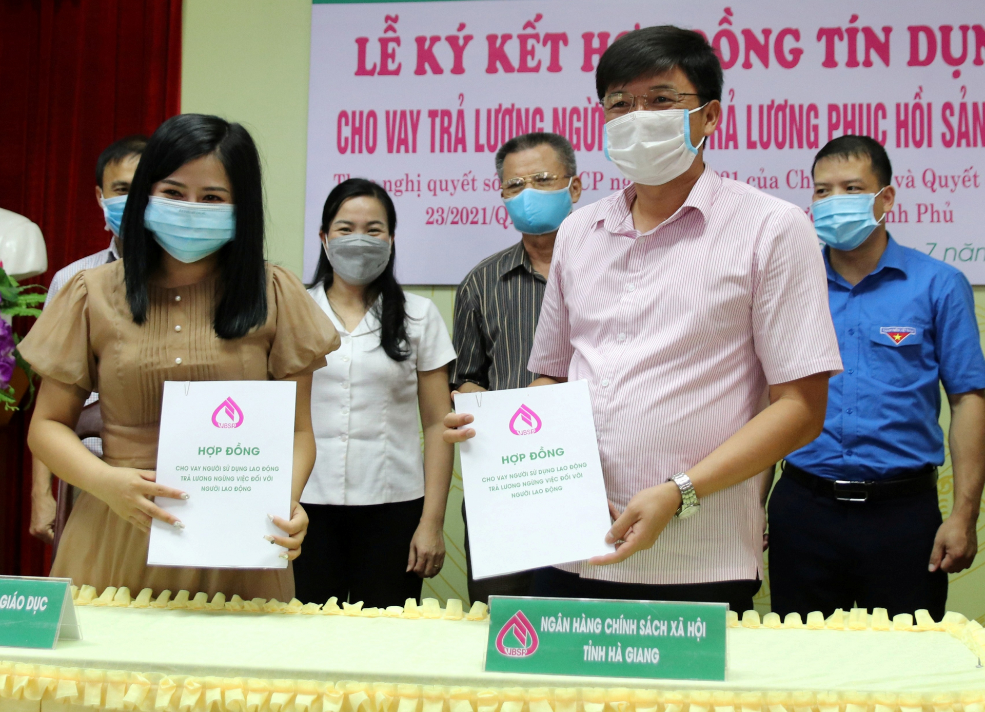 Đại diện Công ty TNHH Phát triển giáo dục WunderKind (thành phố Hà Giang) ký kết hợp đồng tín dụng với Ngân hàng CSXH tỉnh để vay vốn trả lương ngừng việc cho 8 lao động.