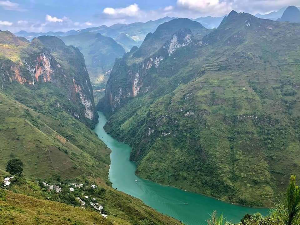  Sông Nho Quế nhìn từ đỉnh Mã Pì Lèng trên con đường Hạnh phúc.  						Ảnh: Trọng Đạt