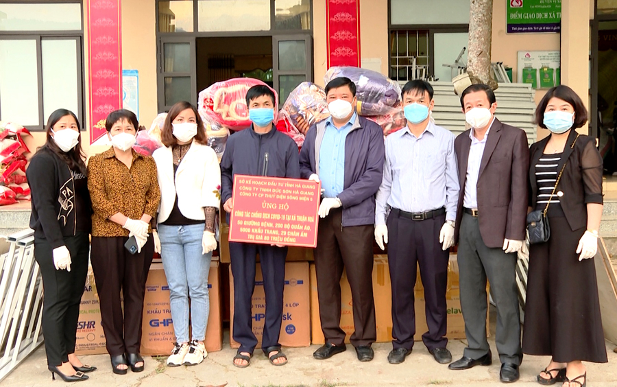 Lãnh đạo Sở Kế hoạch và Đầu tư tỉnh trao quà hỗ trợ cho xã Thuận Hòa.