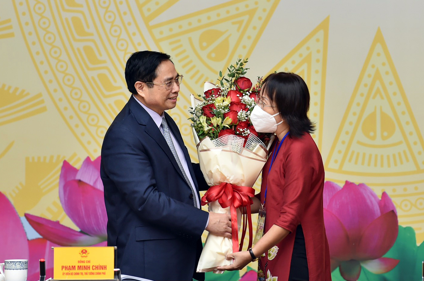 Thủ tướng Phạm Minh Chính tặng hoa, chúc mừng các thầy giáo, cô giáo nhân dịp kỷ niệm Ngày 20/11