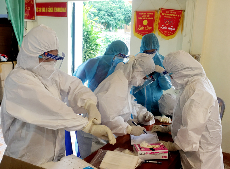 Lực lượng y tế thành phố Hà Giang chuẩn bị cho công tác lấy mẫu xét nghiệm