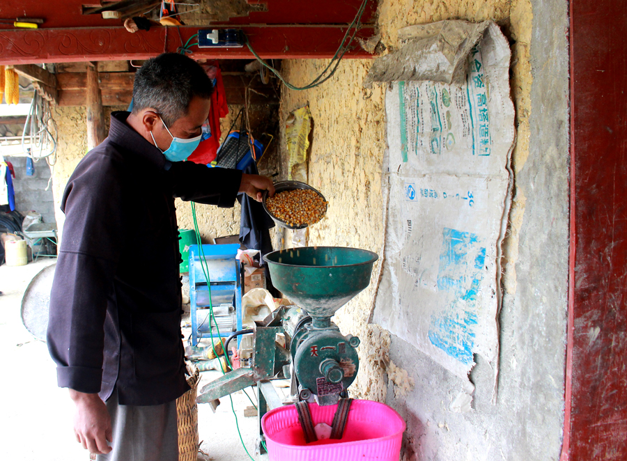 Có điện, gia đình ông Ly Mí Quân, thôn Má Là, xã Lũng Táo (Đồng Văn) mua máy xay ngô phục vụ chăn nuôi.