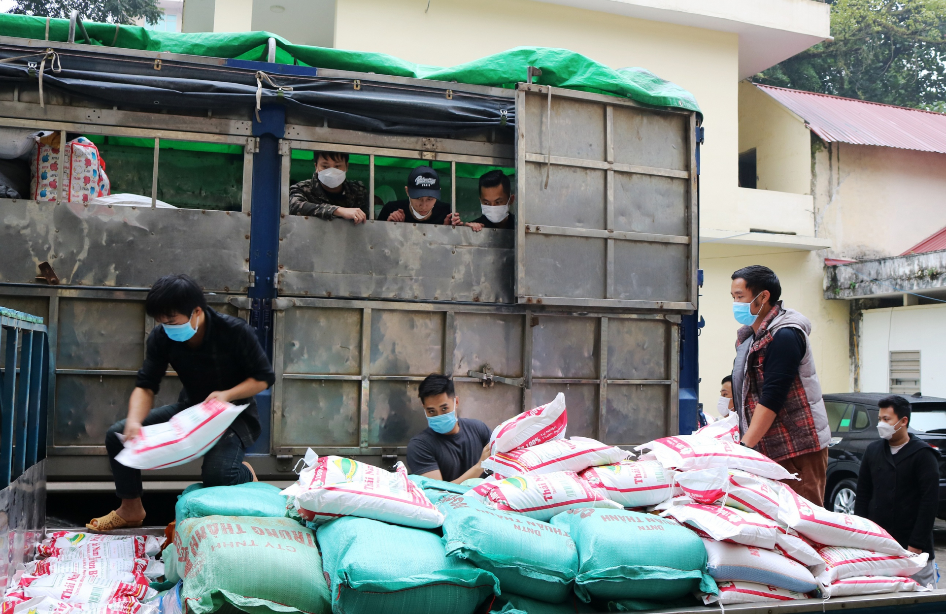 Ủy ban MTTQ tỉnh tiếp nhận nhu yếu phẩm ủng hộ phòng, chống dịch Covid-19 từ Chùa Hà Tiên, tỉnh Vĩnh Phúc