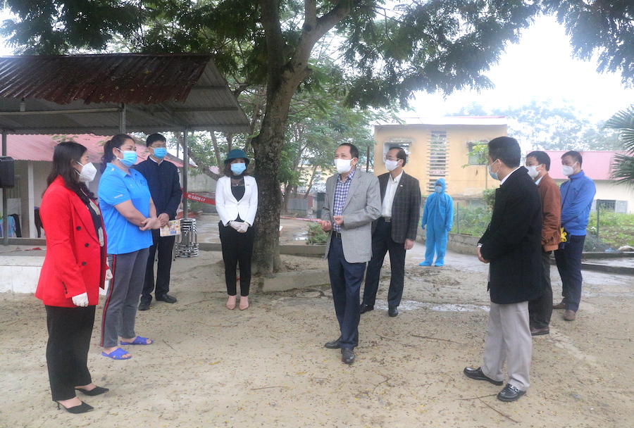 Phó Chủ tịch UBND tỉnh Trần Đức Quý kiểm tra công tác phòng, chống dịch ở khu cách ly Trường PTDT Bán trú THCS Thuận Hòa.