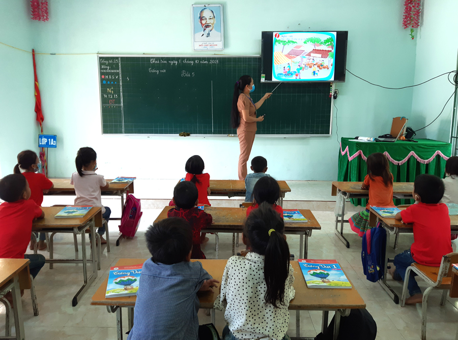 Dạy học qua hệ thống máy chiếu tại Trường PTDTBT Tiểu học Nà Khương. 