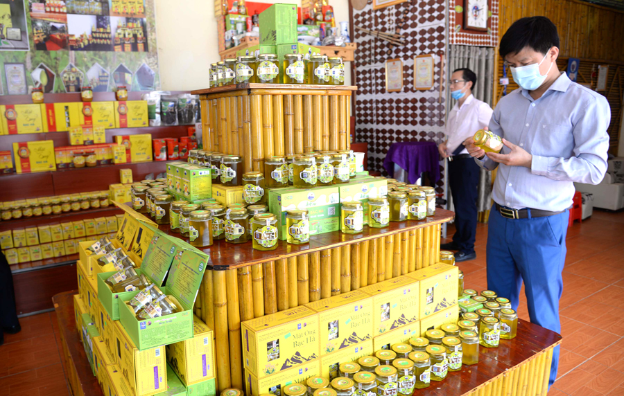 Sản phẩm mật ong Bạc hà của HTX Tuấn Dũng (Mèo Vạc) bày bán tại thị trường trong tỉnh và cả nước.