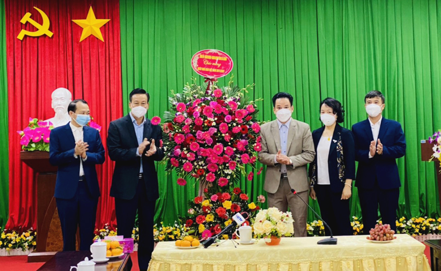 Chủ tịch UBND tỉnh Nguyễn Văn Sơn tặng hoa chúc mừng tập thể lãnh đạo Sở GD&ĐT.