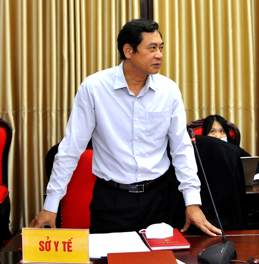 Quyền Giám đốc Sở Y tế Nguyễn Văn Giao báo cáo tình hình dịch bệnh Covid-19 trên địa bàn tỉnh.