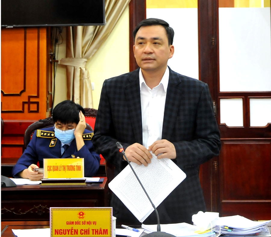 Giám đốc Sở Nội vụ Nguyễn Chí Thâm báo cáo công tác cải cách hành chính được đẩy mạnh, góp phần cải thiện môi trường đầu tư.