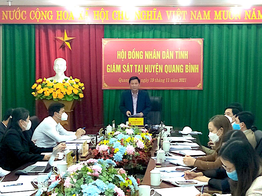Phó Chủ tịch HĐND tỉnh Hoàng Văn Vịnh phát biểu tại buổi giám sát.