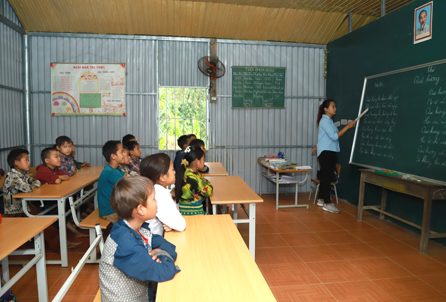 Tiết học Tiếng Việt của học sinh tiểu học tại điểm trường.