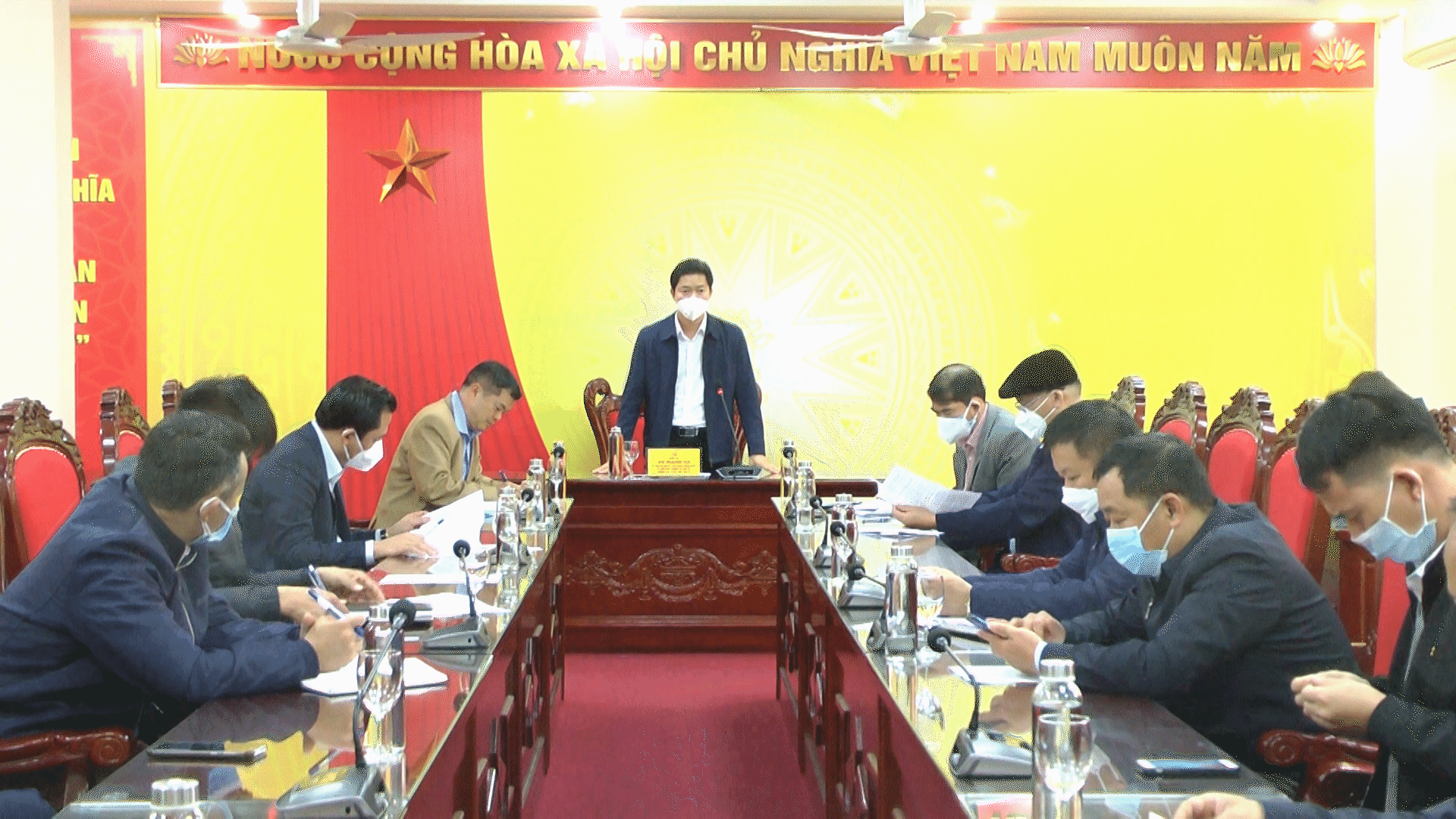 Trưởng Ban Tuyên giáo Tỉnh ủy Vũ Mạnh Hà phát biểu tại buổi làm việc với Ban chỉ đạo phòng, chống dịch Covid-19 huyện Yên Minh.