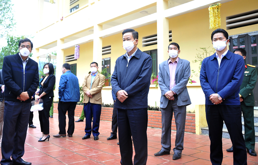 Chủ tịch UBND tỉnh Nguyễn Văn Sơn kiểm tra công tác cách ly các trường hợp F0 tại Trường Phổ thông Dân tộc bán trú Tiểu học và THCS xã Đông Minh.
