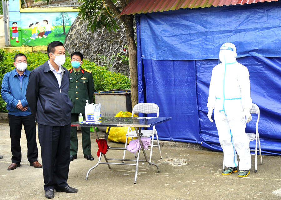 Chủ tịch UBND tỉnh Nguyễn Văn Sơn kiểm tra công tác thu dung, điều trị F0 tại Trường Mầm non xã Sủng Thài.