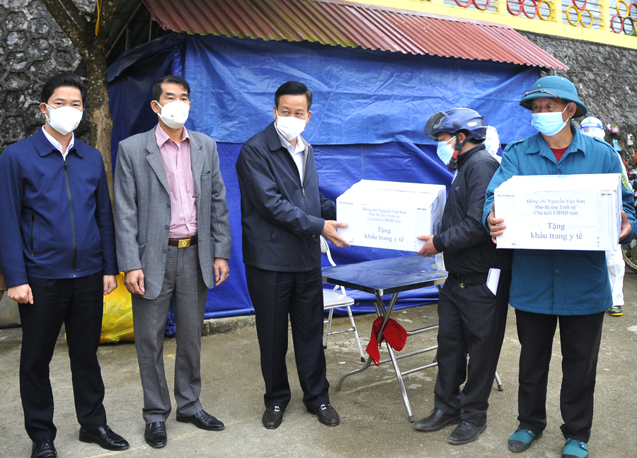 Chủ tịch UBND tỉnh Nguyễn Văn Sơn tặng khẩu trang y tế cho lực lượng tham gia phòng, chống dịch tại Trường Mầm non xã Sủng Thài.