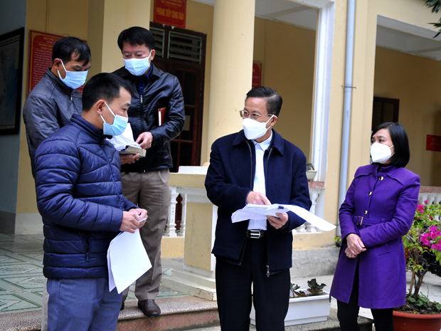 Chủ tịch UBND tỉnh Nguyễn Văn Sơn kiểm tra hồ sơ, sổ sách trong việc thực hiện các quy định về phòng, chống dịch đối với khu vực phong tỏa tại thị trấn Mèo Vạc.