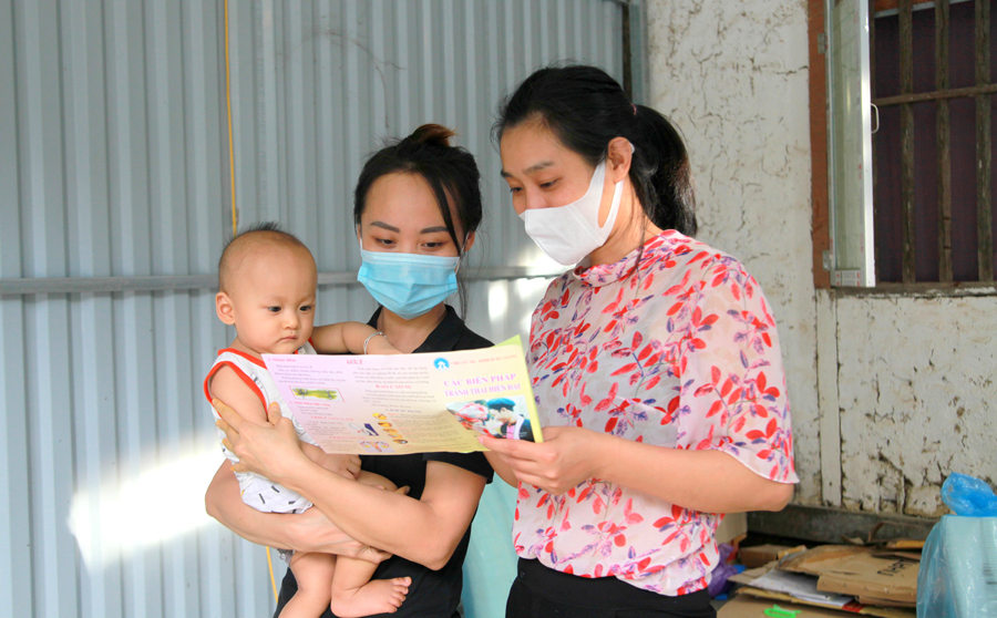 Người dân huyện Yên Minh tìm hiểu kiến thức về phòng, chống HIV/AIDS.