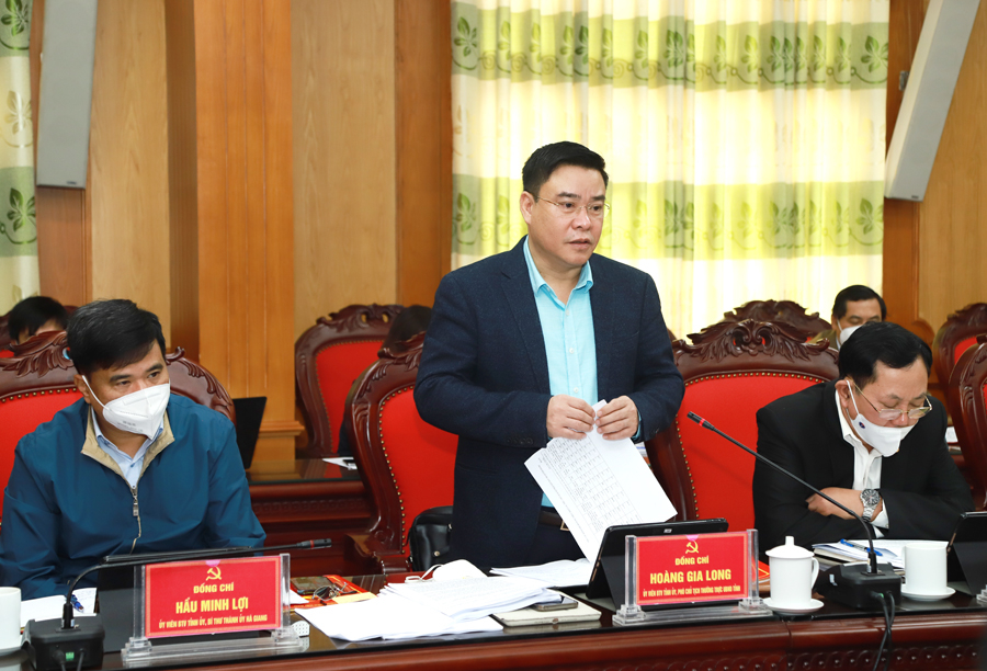 Phó Chủ tịch Thường trực UBND tỉnh Hoàng Gia Long trình bày các tờ trình ban hành Nghị quyết của BTV Tỉnh ủy, BCH Đảng bộ tỉnh