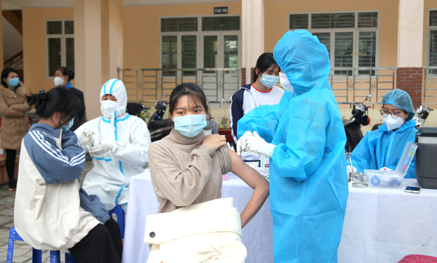 Học sinh Trường PTDT Nội trú THPT tỉnh tiêm vắc xin phòng Covid - 19.