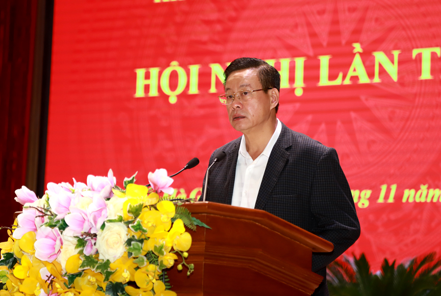 Chủ tịch UBND tỉnh Nguyễn Văn Sơn báo cáo kết quả phát triển KT-XH năm 2021, phương hướng năm 2022