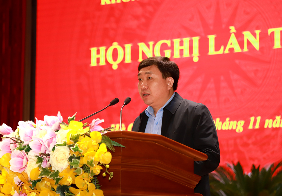 Phó Bí thư Tỉnh ủy Nguyễn Mạnh Dũng trình bày dự thảo Nghị quyết các chỉ tiêu, mục tiêu, nhiệm vụ năm 2022