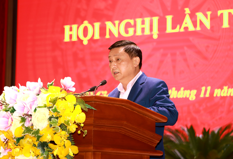 Trưởng ban Tổ chức Tỉnh ủy Nguyễn Minh Tiến trình bày dự thảo Nghị quyết về nâng cao chất lượng đội ngũ cán bộ