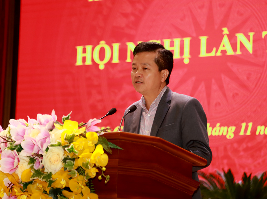 Chủ nhiệm Ủy ban Kiểm tra Tỉnh ủy Trần Quang Minh trình bày dự thảo Nghị quyết về quy trình tiếp nhận giải quyết khiếu nại, kỷ luật của Đảng