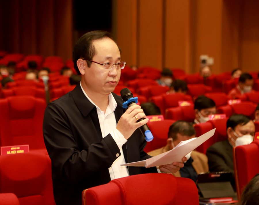 Bí thư Huyện ủy Bắc Quang Hà Việt Hưng thông tin người dân trên địa bàn huyện hưởng ứng, phấn khởi với các chính sách hỗ trợ làm đường giao thông của tỉnh.