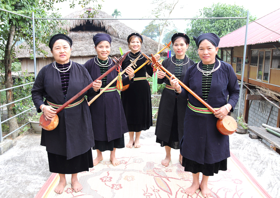 Phụ nữ Tày xã Phương Độ (thành phố Hà Giang) luyện tập các tiết mục hát Then, đàn Tính. 	        Ảnh: TƯ LIỆU