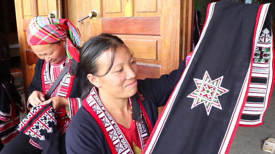 Các sản phẩm thêu dệt truyền thống phục vụ du khách của dân tộc Dao đỏ ở huyện Hoàng Su Phì.