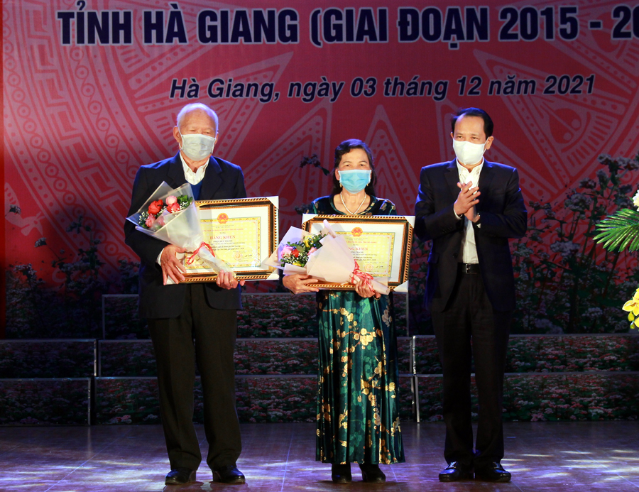 Phó Chủ tịch UBND Trần Đức Quý trao Bằng khen của Chủ tịch UBND tỉnh cho các tác giả hưởng ứng tích cực Giải thưởng VHNT Tây Côn Lĩnh giai đoạn 2015-2020