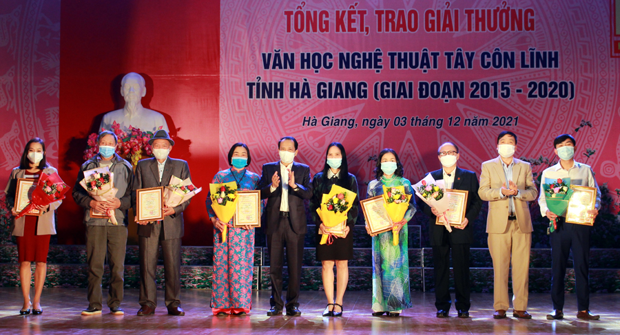 Phó Chủ tịch UBND Trần Đức Quý trao Giấy chứng nhận cho các tác giả đạt giải A
