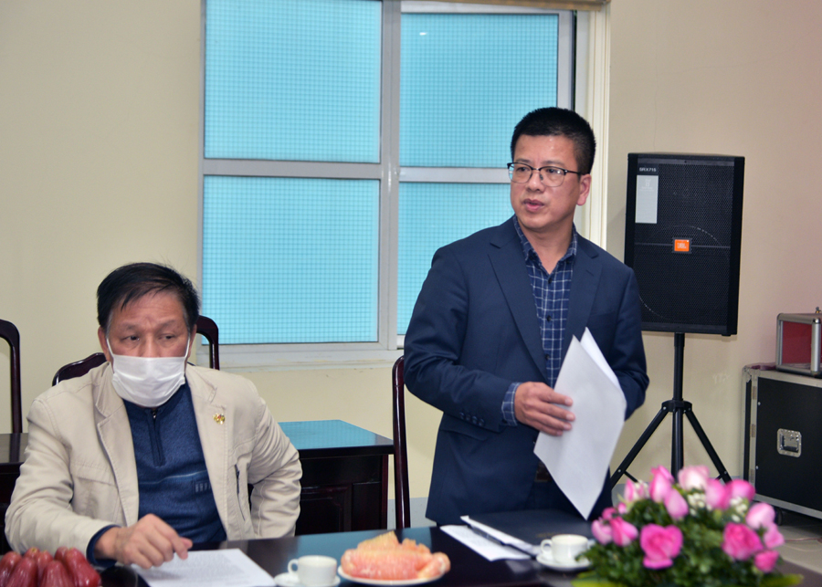 Tổng biên tập Báo Hà Giang Nguyễn Trung Thu báo cáo tình hình hoạt động của Báo Hà Giang với đoàn công tác của Báo Nhân Dân. 