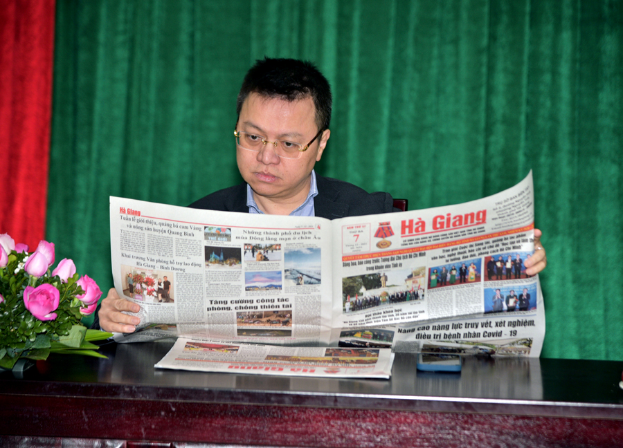 Phó Trưởng ban Tuyên giáo T.Ư, Tổng biên tập Báo Nhân Dân, Chủ tịch Hội Nhà báo Việt Nam Lê Quốc Minh đọc báo Hà Giang.