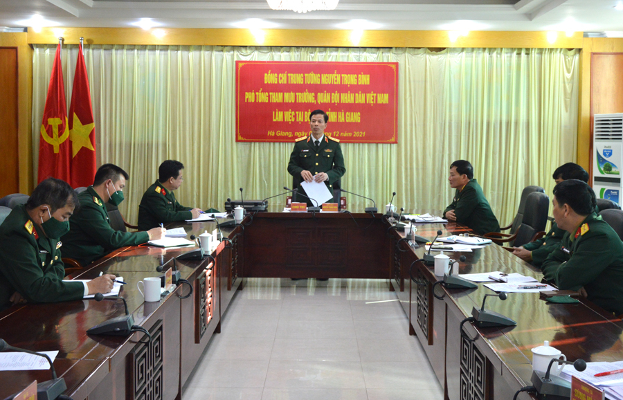 Trung tướng Nguyễn Trọng Bình phát biểu tại buổi làm việc.