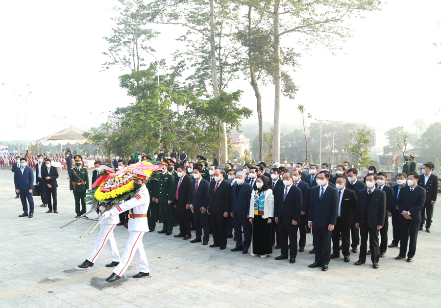 Đoàn dâng hoa tại Nghĩa trang liệt sĩ quốc gia Vị Xuyên