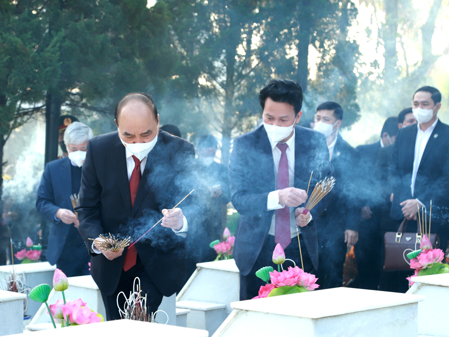 Chủ tịch nước Nguyễn Xuân Phúc và các đồng chí lãnh đạo tỉnh dâng hương lên các phần mộ.
