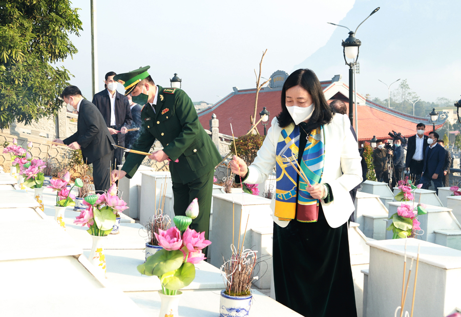 Trưởng Ban Dân vận T.Ư Bùi Thị Minh Hoài thắp hương lên các phần mộ.