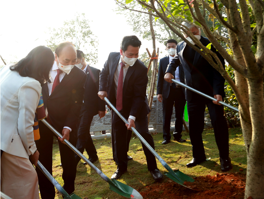 Chủ tịch nước Nguyễn Xuân Phúc và các đồng chí lãnh đạo T.Ư, lãnh đạo tỉnh trồng cây lưu niệm tại Nghĩa trang Liệt sỹ Quốc gia Vị Xuyên.